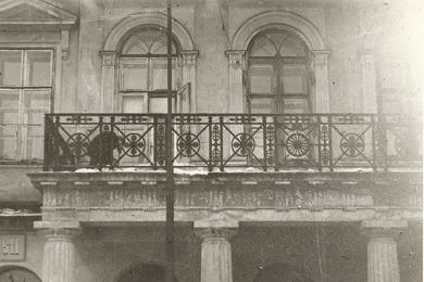 Detail zábradlia balkóna na 1. poschodí Kernovho domu na rohu Hviezdoslavovho námestia a Rybárskej brány, 1956