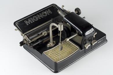 Písací ukazadlový stroj Mignon, model 4, Nemecko, 20. roky 20.